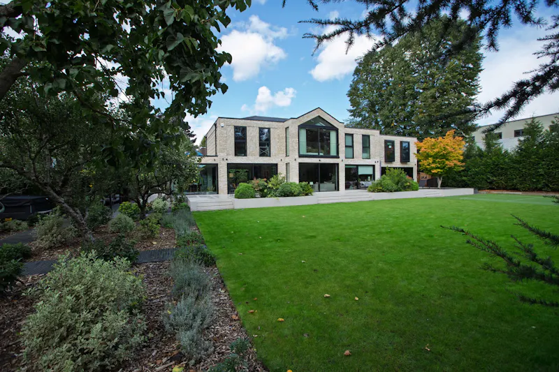 Sophisticated Kew House, D2711 (photo 39)