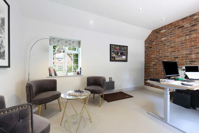 Study at Beautiful Farnham farmhouse, A1679 (photo 17)