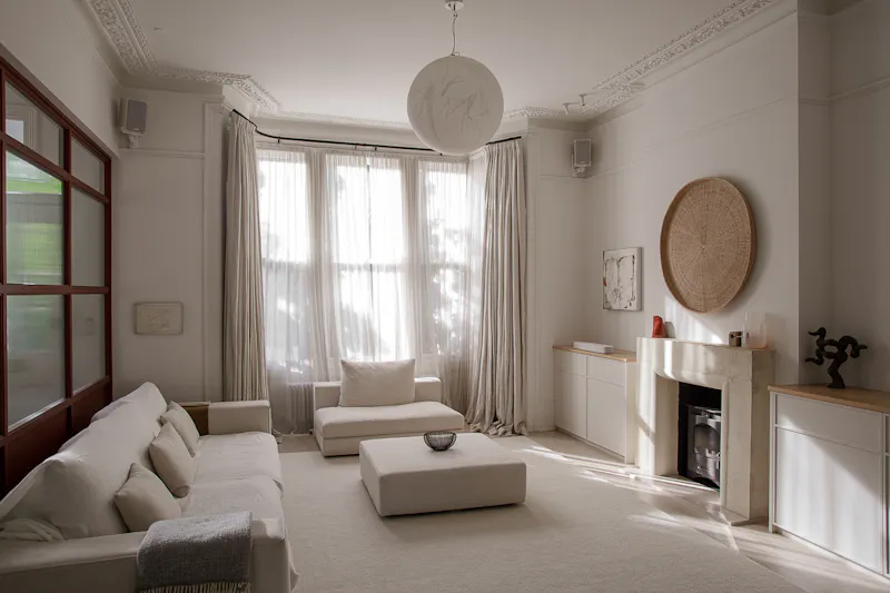 Living Room at Minimal Townhouse in Hackney , B2112 (photo 2)
