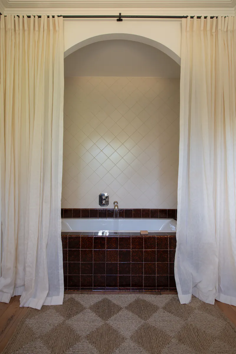 Bathroom at Refined Suffolk Georgian manor, A1690 (photo 16)