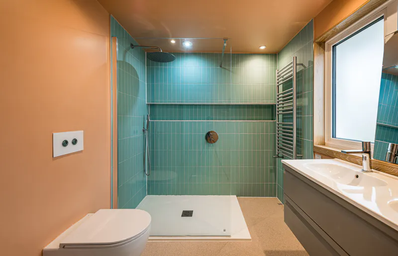 Bathroom at Mid-century Henley family home, D2867 (photo 26)