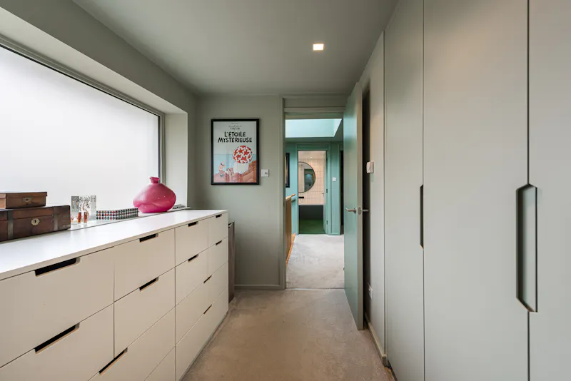 Dressing room at Mid-century Henley family home, D2867 (photo 25)