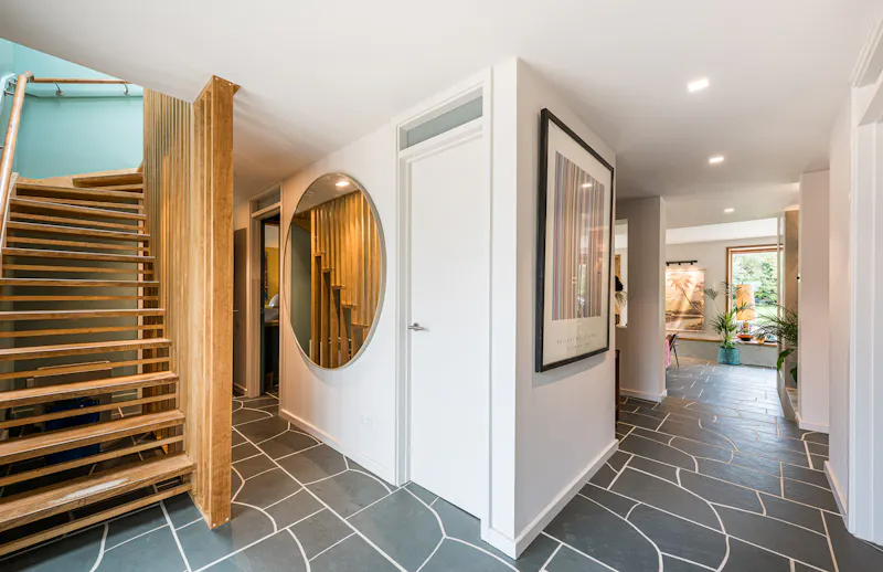 Entrance hall at Mid-century Henley family home, D2867 (photo 22)