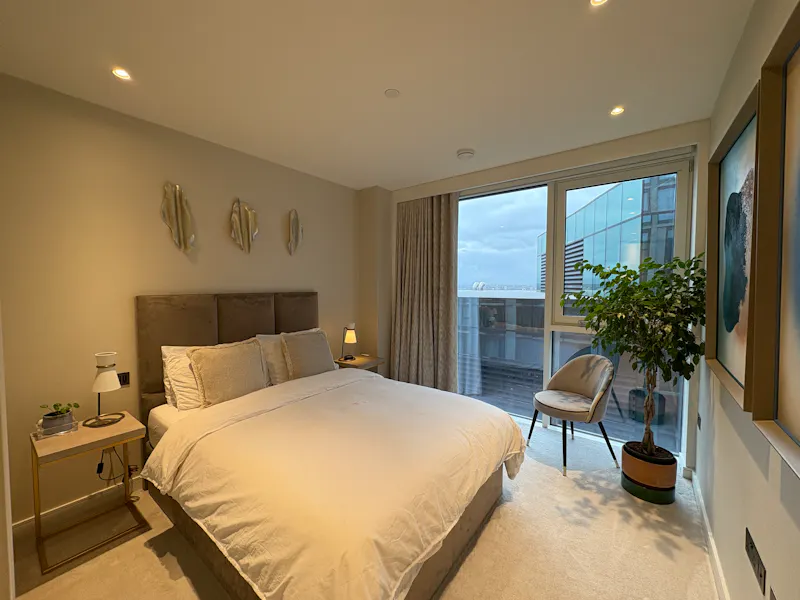 Bedroom at Waterloo modern apartment, F1270 (photo 10)