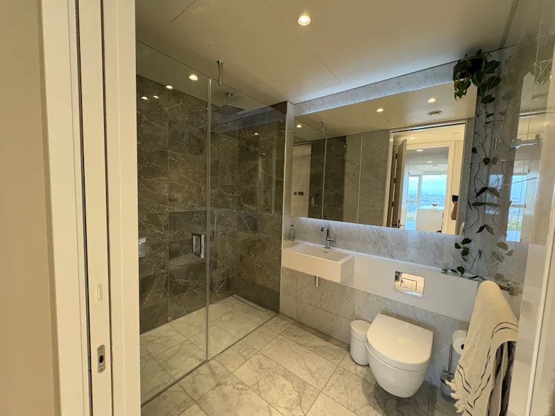 Bathroom at Waterloo modern apartment, F1270 (photo 13)