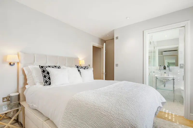 Bedroom at Luxury Parsons Green home, B2109 (photo 22)