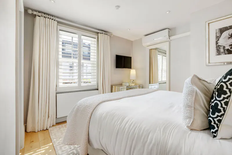 Bedroom at Luxury Parsons Green home, B2109 (photo 17)