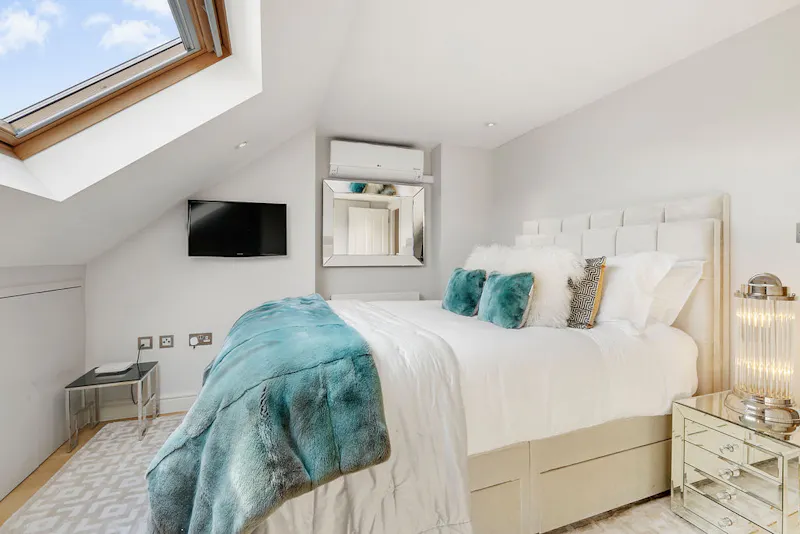 Bedroom at Luxury Parsons Green home, B2109 (photo 26)