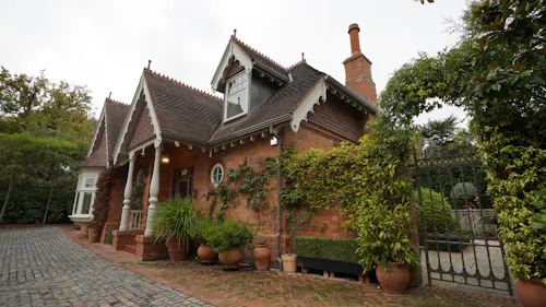 Modern Victorian Coach House, B2107