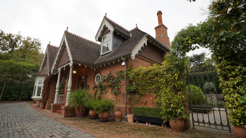 Modern Victorian Coach House, B2107 (photo 1)