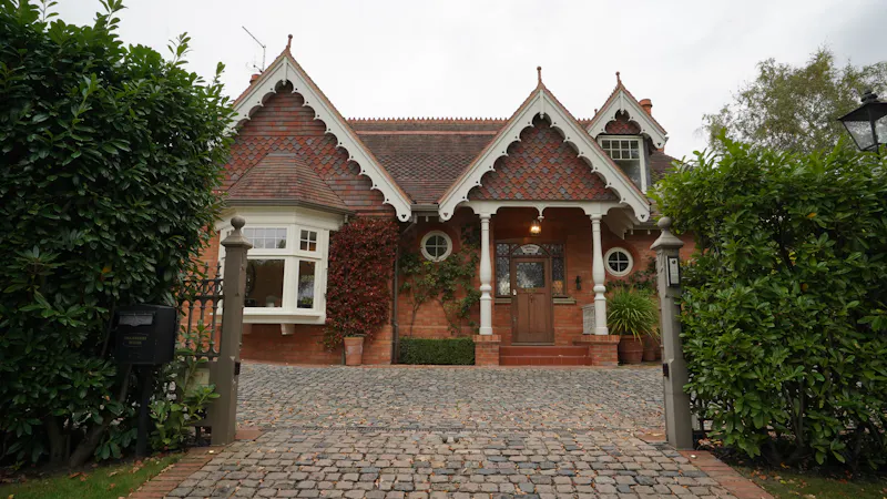 Driveway at Modern Victorian Coach House, B2107 (photo 34)