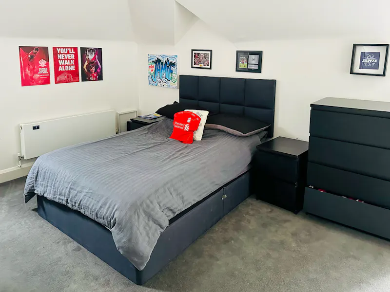 Bedroom at Large Modern Mill Hill Home, K381 (photo 23)