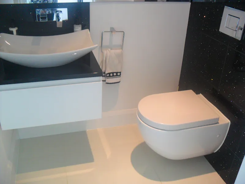 Bathroom at Large Modern Mill Hill Home, K381 (photo 22)