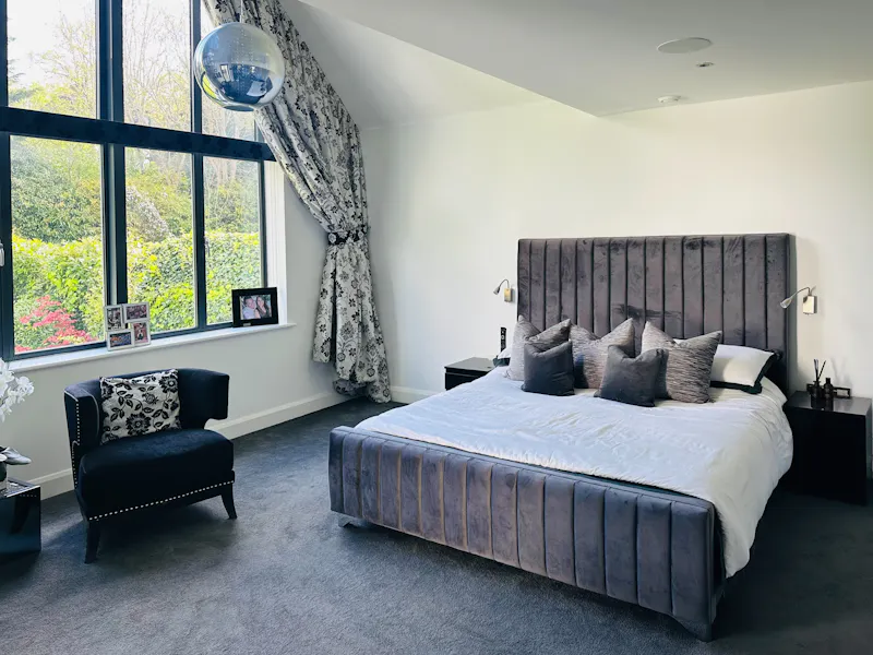 Large Modern Mill Hill Home, K381 (photo 16)