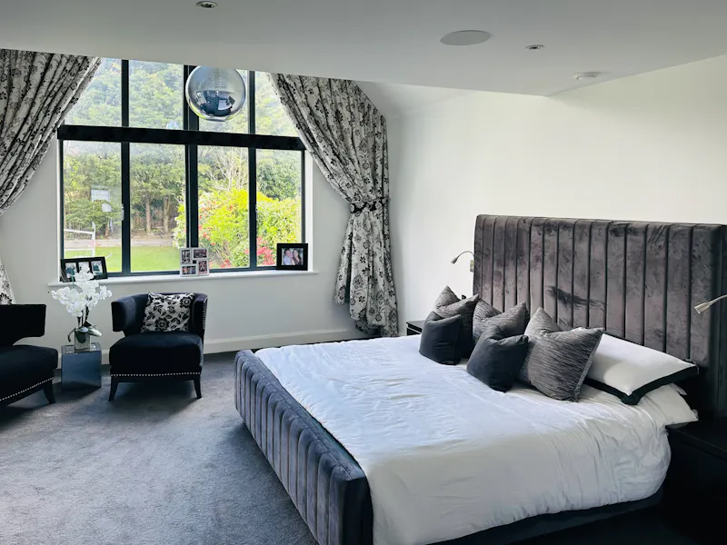 Bedroom at Large Modern Mill Hill Home, K381 (photo 14)