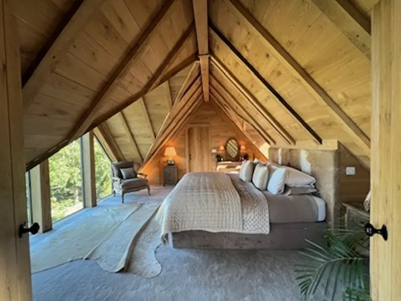 Bedroom at Limpsfield family barn home, D2850 (photo 8)