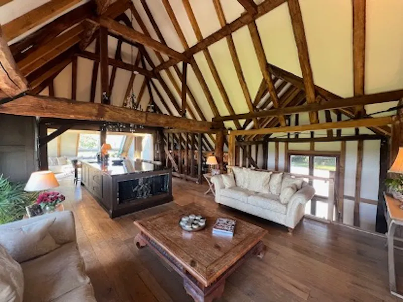 Open plan at Limpsfield family barn home, D2850 (photo 2)