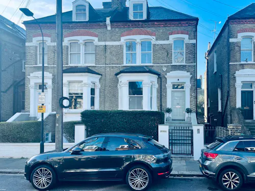 Sleek Fulham Townhouse, B2110