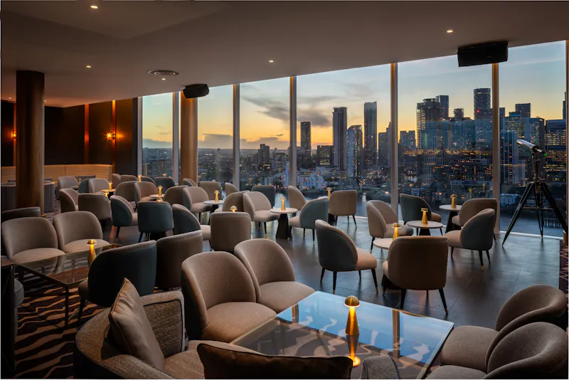 Bar at Greenwich Peninsula luxury hotel, R883 (photo 10)