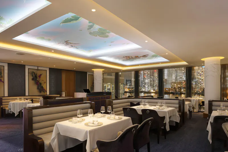 Dining room at Greenwich Peninsula luxury hotel, R883 (photo 6)