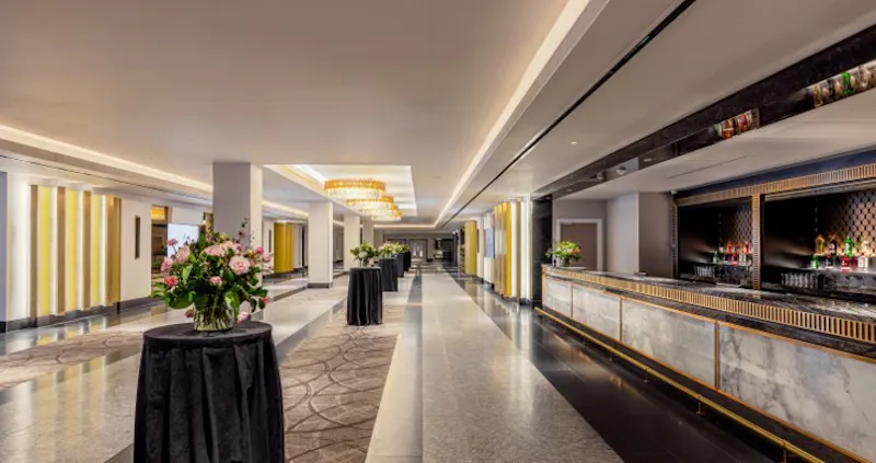 Bar at Greenwich Peninsula luxury hotel, R883 (photo 5)