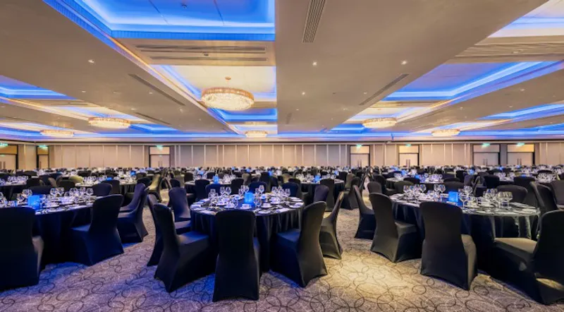 Dining room at Greenwich Peninsula luxury hotel, R883 (photo 15)
