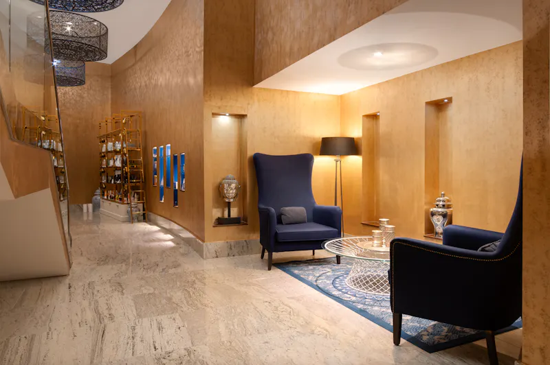 Entrance hall at Greenwich Peninsula luxury hotel, R883 (photo 16)