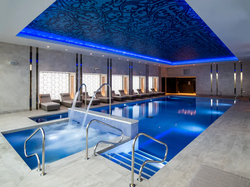 Swimming pool - indoor at Greenwich Peninsula luxury hotel, R883 (photo 18)