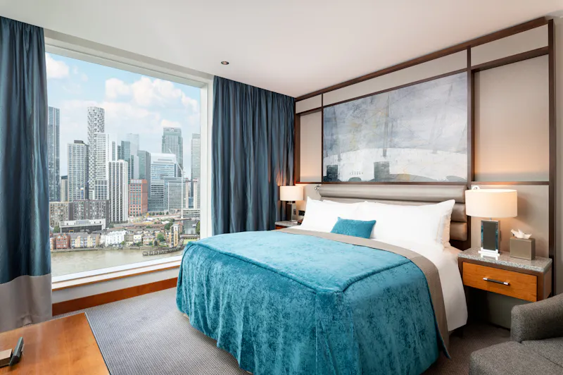 Bedroom at Greenwich Peninsula luxury hotel, R883 (photo 23)
