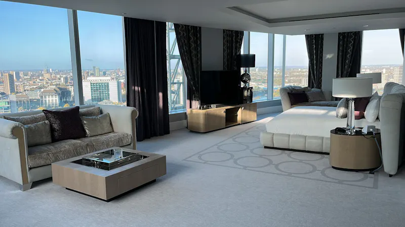 Bedroom at Greenwich Peninsula luxury hotel, R883 (photo 27)