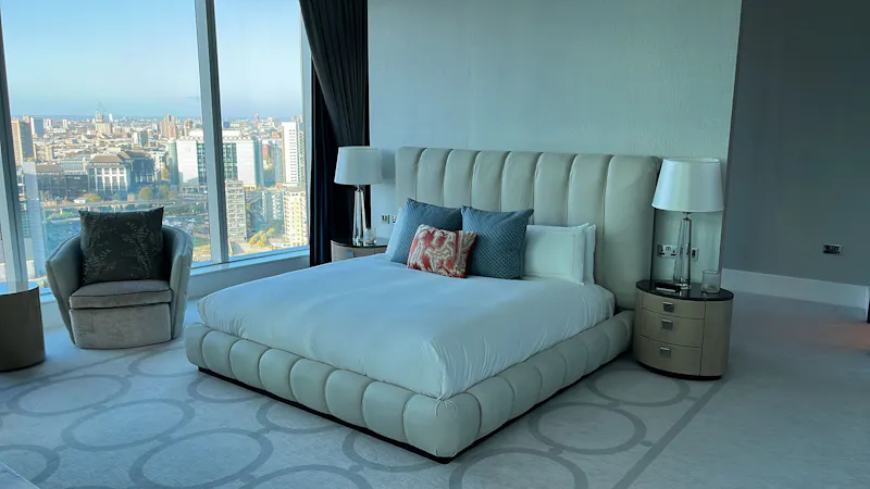 Bedroom at Greenwich Peninsula luxury hotel, R883 (photo 25)