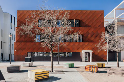 Architect designed London hub, N568