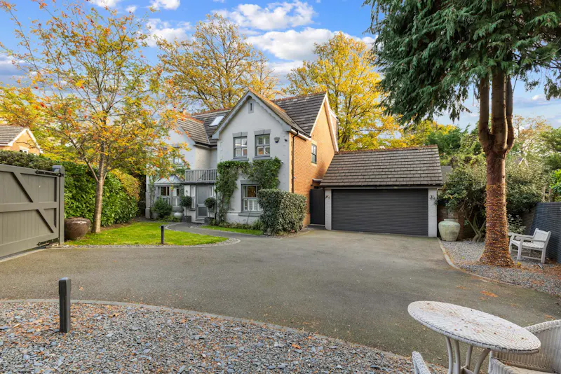 Driveway at Renovated Claygate Home, D2851 (photo 50)