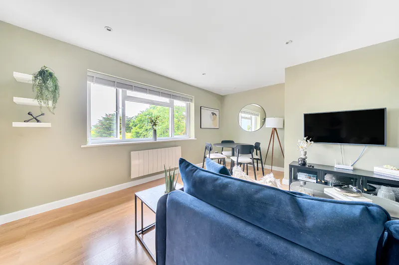 Light-filled Claygate Apartment, F1271 (photo 3)
