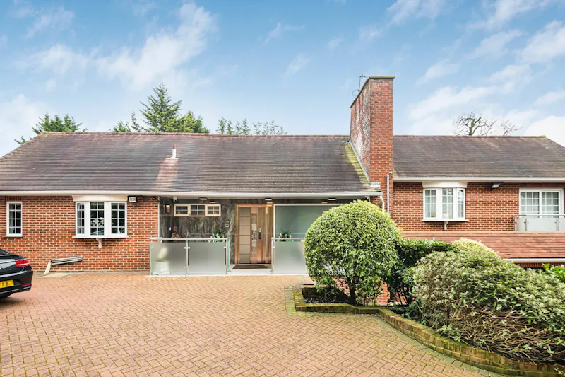 Driveway at Hadley Wood luxe home, D2854 (photo 78)