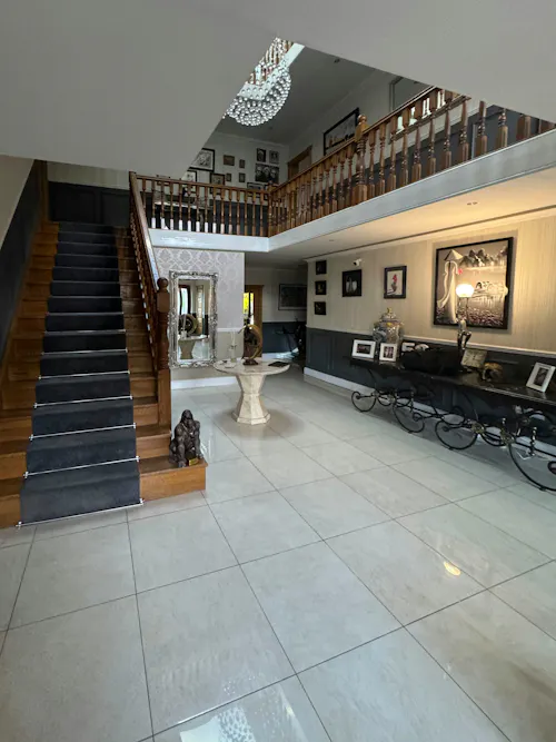 Uxbridge Modern Mansion, D2852