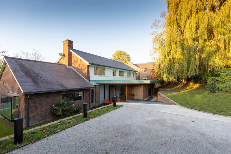 Driveway at Mid-Century Dulwich home, D2855 (photo 1)