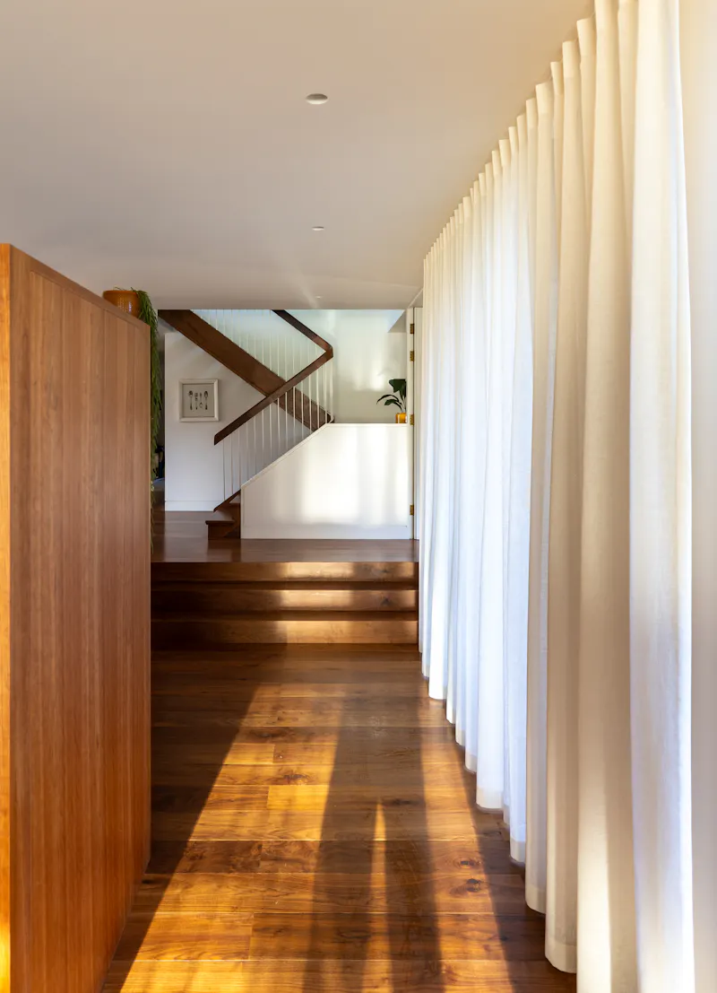 Entrance hall at Mid-Century Dulwich home, D2855 (photo 4)