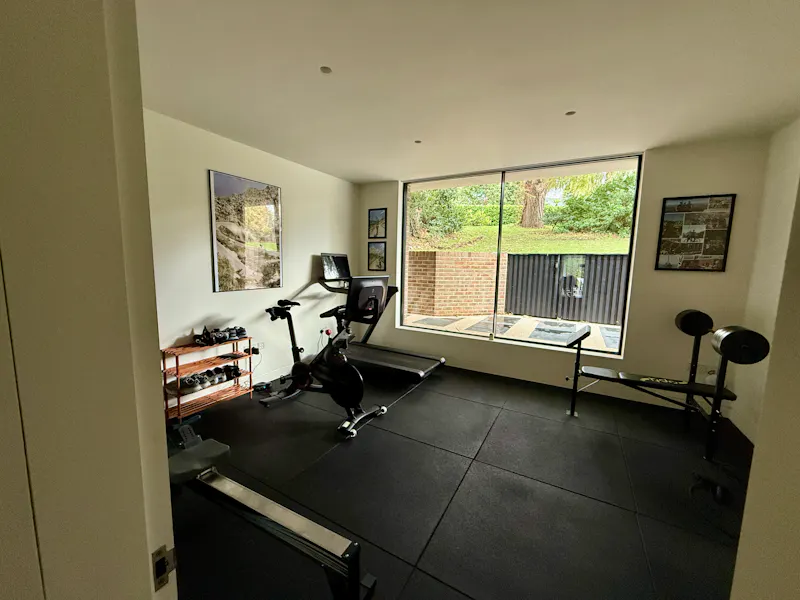 Gym at Mid-Century Dulwich home, D2855 (photo 38)