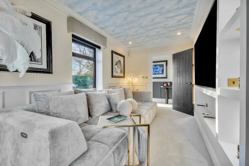 Sitting room at Quirky Brentwood Home, D2858 (photo 7)