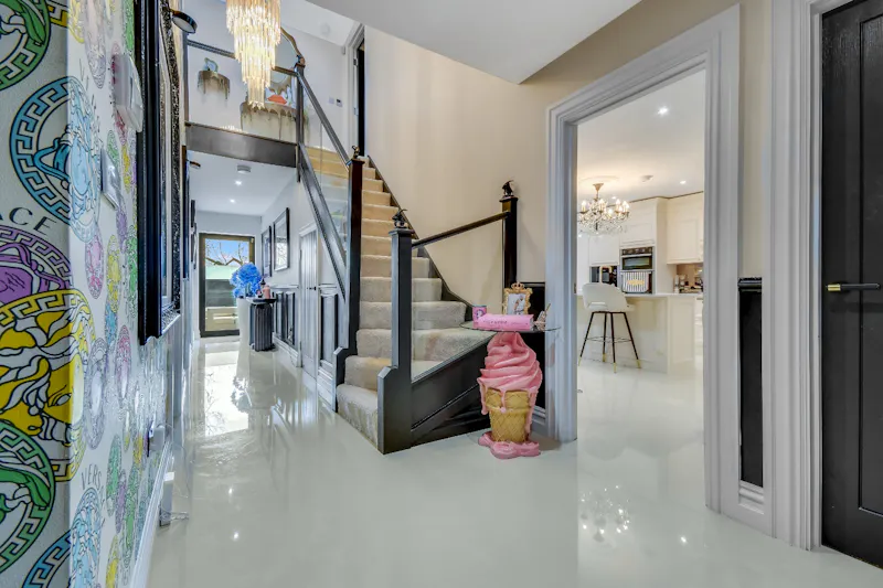 Entrance hall at Quirky Brentwood Home, D2858 (photo 2)