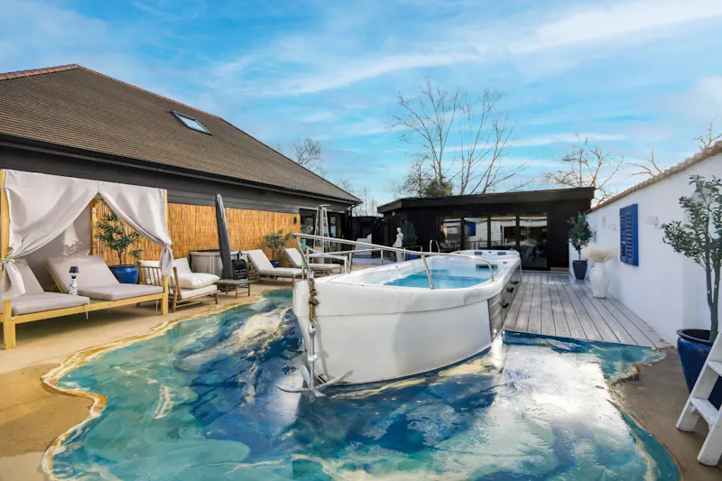 Jacuzzi at Quirky Brentwood Home, D2858 (photo 19)