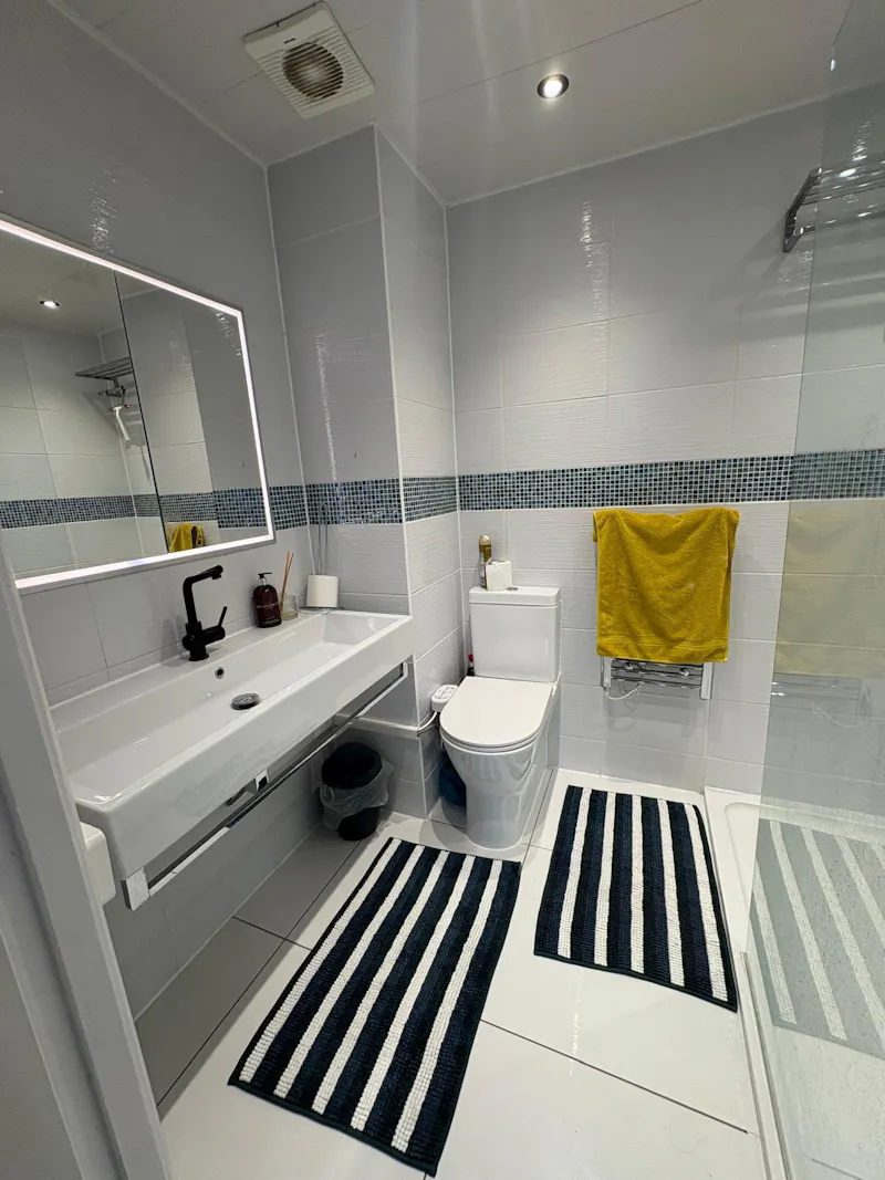 Bathroom at Pinner family home, D2863 (photo 17)