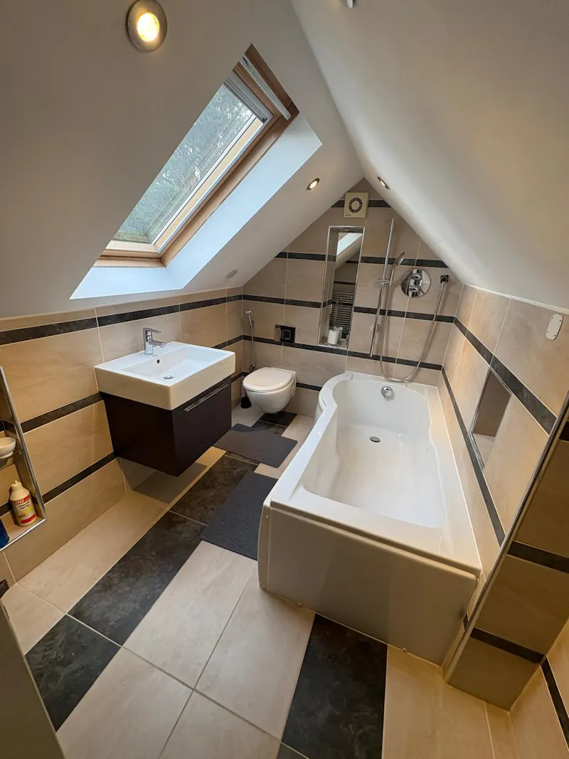 Bathroom at Pinner family home, D2863 (photo 19)