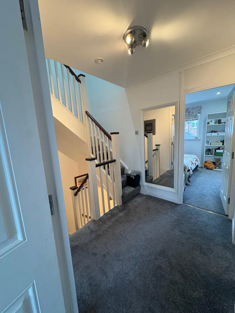 Landing at Pinner family home, D2863 (photo 15)