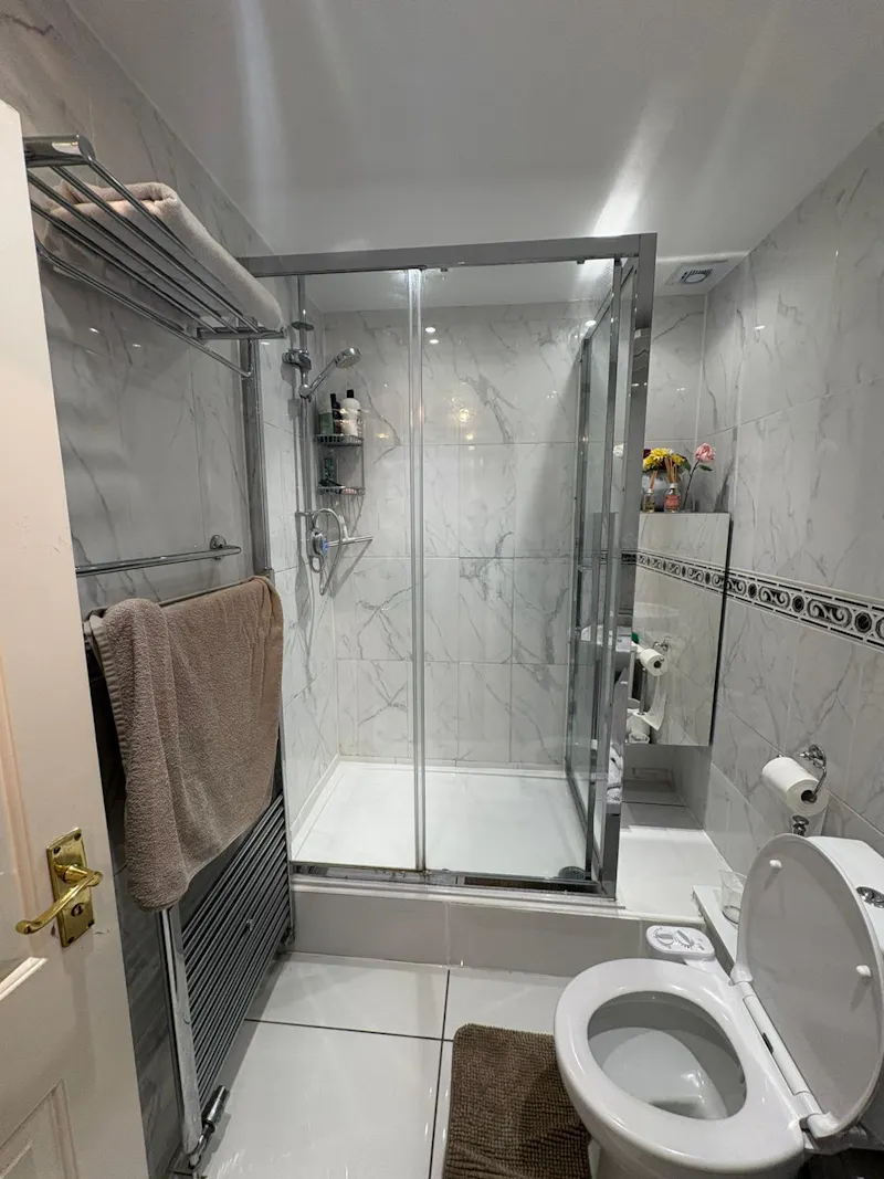 Bathroom at Pinner family home, D2863 (photo 20)
