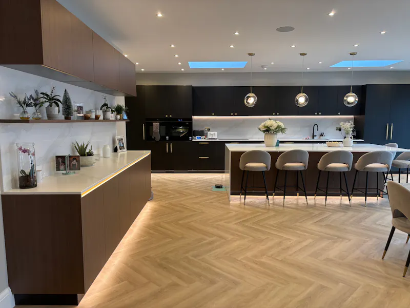 Kitchen at Mill Hill modern family home, D2873 (photo 11)