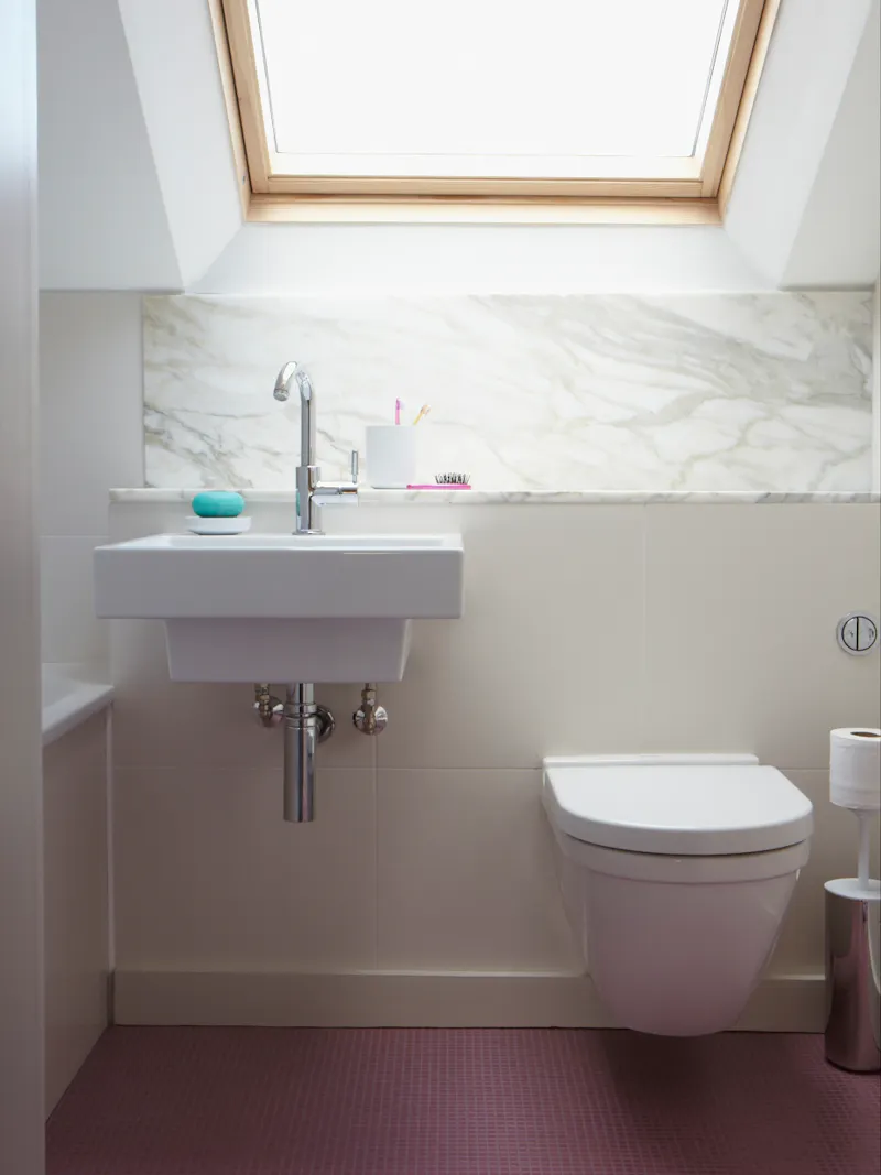 Bathroom at Shepherd's Bush family home, B2116 (photo 23)