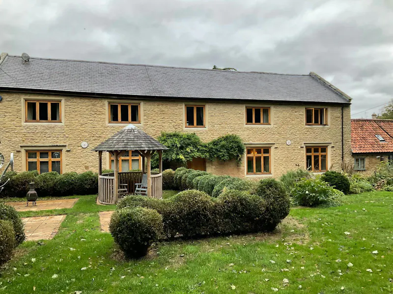 Beautiful Bedford barn, L777 (photo 1)