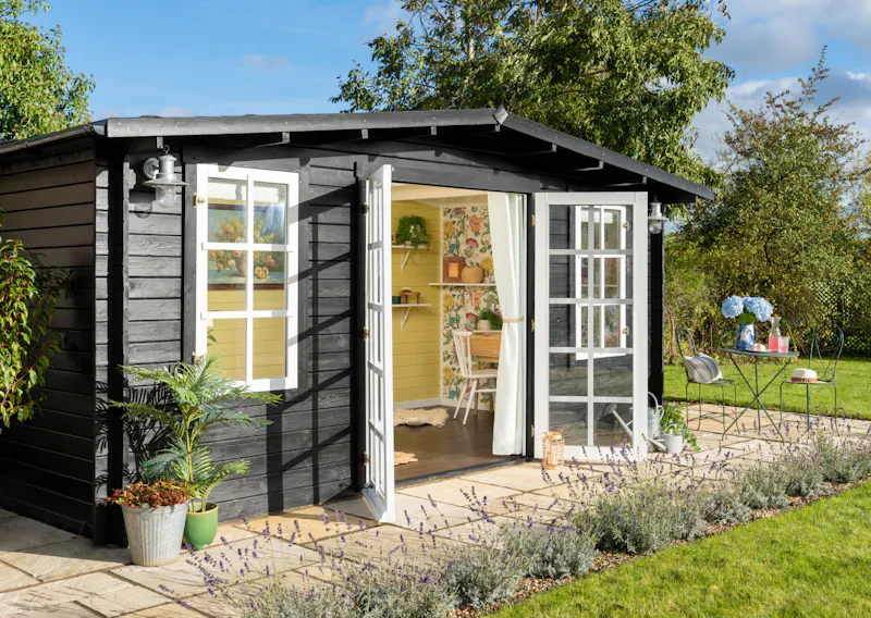 Summer house at Colourful cosy Hertford cottage, C954 (photo 49)